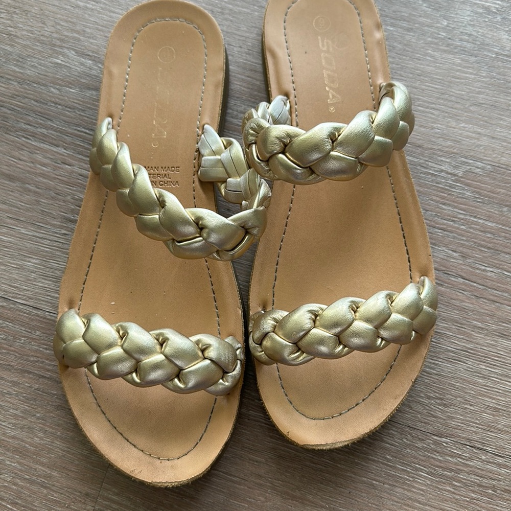 Size 9 flat slip in sandals